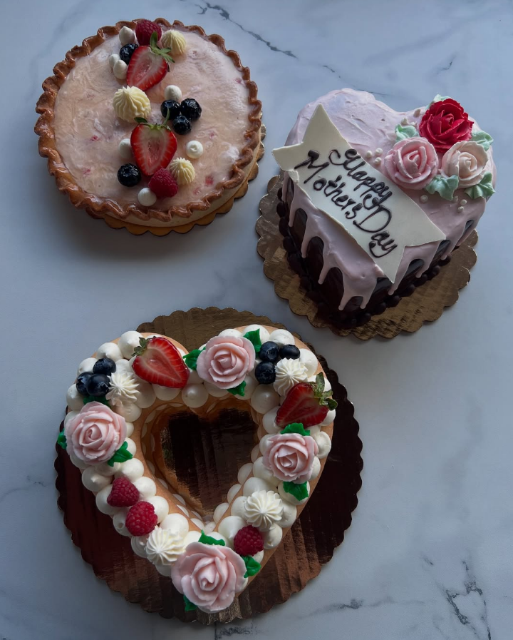 Heart-shaped cakes with roses and berries